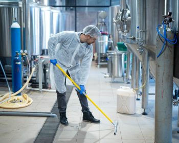 Cât de des trebuie programată curățenia industrială într-o fabrică din Cluj