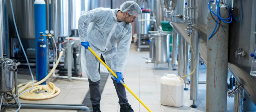 Cât de des trebuie programată curățenia industrială într-o fabrică din Cluj